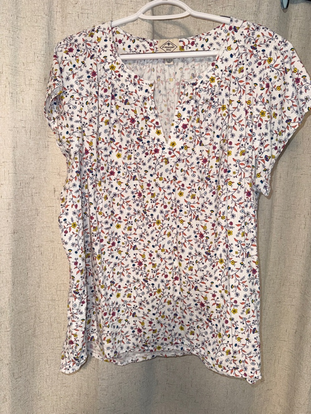 St. John's Bay White Floral V-Neck Short Sleeve Blouse